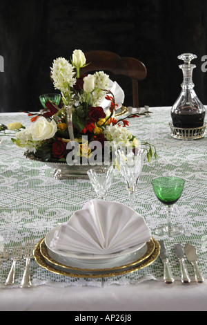 In stile vittoriano posto tabella di impostazione per la cena in una casa padronale con tovagliolo piegato e set di posate fuori Foto Stock