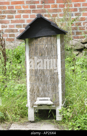 Alveari in legno con paglia davanti nell'apiario in danese Museo Agricolo in Gammel Estrup vicino Auning dello Jutland in Danimarca Foto Stock