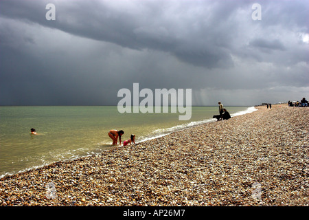Banca tipico weekend di vacanza sulla spiaggia di Aldeburgh con pioggia vento e tuoni. Foto Stock