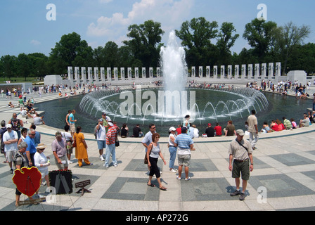 Una vista generale del Memoriale della Seconda Guerra Mondiale con pilastri e fontana National Mall Washington DC, Stati Uniti d'America Foto Stock