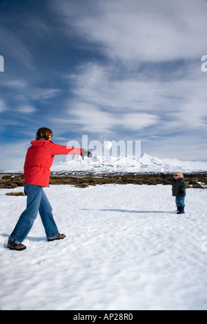 Snowball lotta Rangipo deserto e Mt Ruapehu Altopiano Centrale Isola del nord della Nuova Zelanda Foto Stock