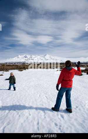 Snowball lotta Rangipo deserto e Mt Ruapehu Altopiano Centrale Isola del nord della Nuova Zelanda Foto Stock