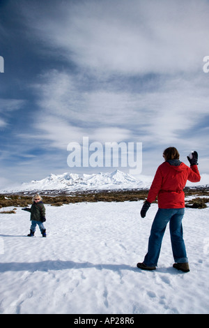 Snowball lotta Rangipo deserto e Mt Ruapehu Altopiano Centrale Isola del nord della Nuova Zelanda Foto Stock