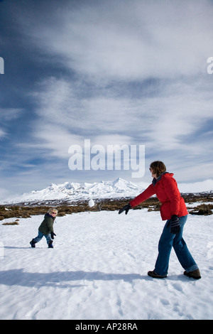 Snowball lotta Rangipo deserto e Mt Ruapehu Altopiano Centrale Isola del nord della Nuova Zelanda Foto Stock