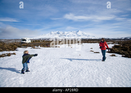 Snowball lotta Rangipo deserto e Mt Ruapehu Altopiano Centrale Isola del nord della Nuova Zelanda Foto Stock