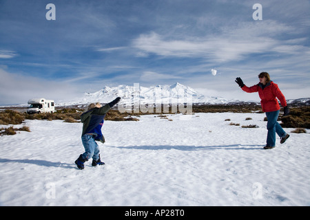 Snowball lotta Rangipo deserto e Mt Ruapehu Altopiano Centrale Isola del nord della Nuova Zelanda Foto Stock