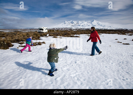 Snowball lotta Rangipo deserto e Mt Ruapehu Altopiano Centrale Isola del nord della Nuova Zelanda Foto Stock