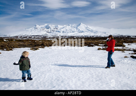 Snowball lotta Rangipo deserto e Mt Ruapehu Altopiano Centrale Isola del nord della Nuova Zelanda Foto Stock