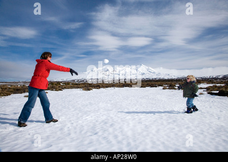 Snowball lotta Rangipo deserto e Mt Ruapehu Altopiano Centrale Isola del nord della Nuova Zelanda Foto Stock