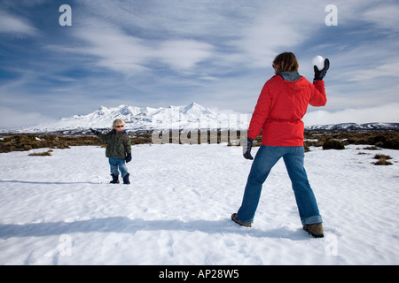 Snowball lotta Rangipo deserto e Mt Ruapehu Altopiano Centrale Isola del nord della Nuova Zelanda Foto Stock