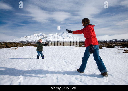 Snowball lotta Rangipo deserto e Mt Ruapehu Altopiano Centrale Isola del nord della Nuova Zelanda Foto Stock