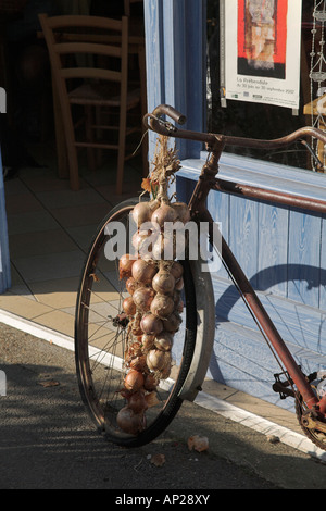 Creperia e venditori di cipolla bike Bretagna Roscoff Francia Foto Stock
