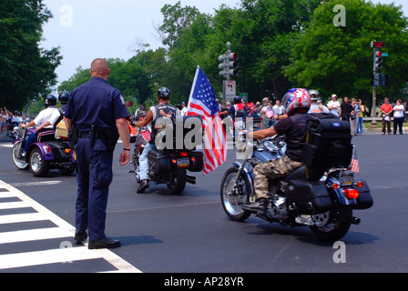 Gli orologi della folla motociclisti che partecipano in Rolling Thunder Parade Washington DC Stati Uniti America STATI UNITI D'AMERICA Foto Stock