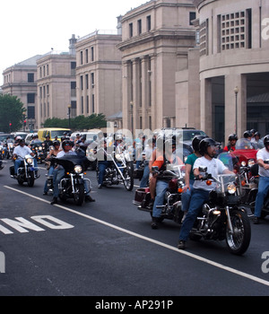 Gli orologi della folla motociclisti che partecipano in Rolling Thunder parata di moto in DC di Washington Stati Uniti America STATI UNITI D'AMERICA Foto Stock