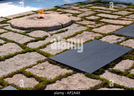 Il recinto e la fiamma eterna memoriale del Presidente John F Kennedy nel Cimitero di Arlington Virginia Stati Uniti d'America Foto Stock