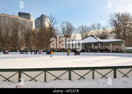 Pattinaggio su ghiaccio su Frog Pond, Boston Common ma Foto Stock