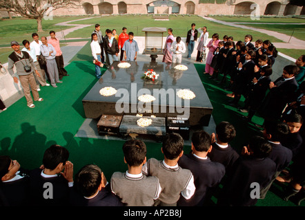 Il memoriale della cremazione ghat del Mahatma Gandhi a Delhi in India Foto Stock