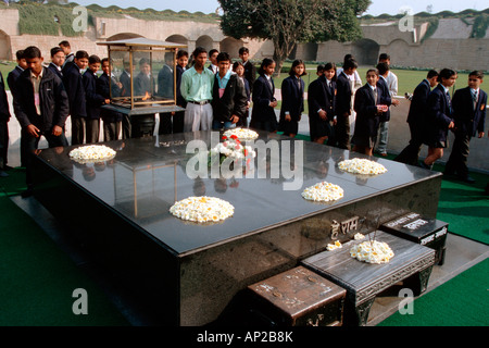 Il memoriale della cremazione ghat del Mahatma Gandhi a Delhi in India Foto Stock