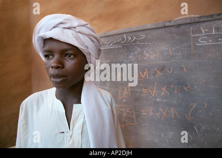 La scuola primaria organizzato dall'UNHCR a Bahai Refugee Camp rifugiato sudanese i bambini ricevono istruzione in queste scuole Foto Stock