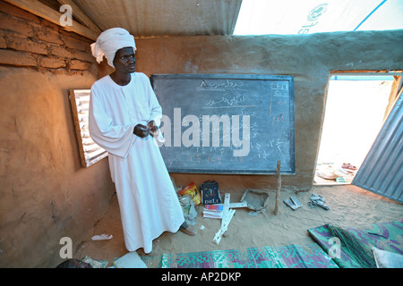 La scuola primaria organizzato dall'UNHCR a Bahai Refugee Camp rifugiato sudanese i bambini ricevono istruzione in queste scuole Foto Stock