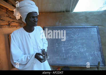 La scuola primaria organizzato dall'UNHCR a Bahai Refugee Camp rifugiato sudanese i bambini ricevono istruzione in queste scuole Foto Stock