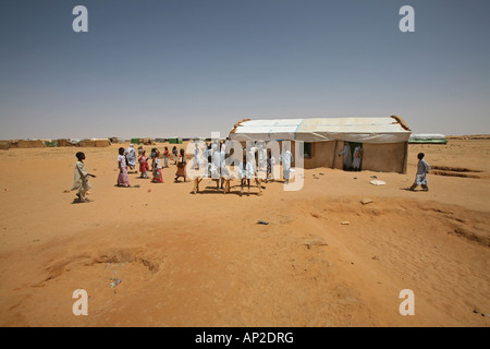 La scuola primaria organizzato dall'UNHCR a Bahai Refugee Camp rifugiato sudanese i bambini ricevono istruzione in queste scuole Foto Stock