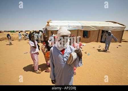 La scuola primaria organizzato dall'UNHCR a Bahai Refugee Camp rifugiato sudanese i bambini ricevono istruzione in queste scuole Foto Stock