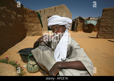 Famiglia di rifugiati provenienti dal Darfur che vivono in Bahai campo di rifugiati in Ciad dove trovare sicurezza dalla guerra in Sudan Foto Stock