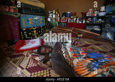 Famiglia di rifugiati provenienti dal Darfur che vivono in Bahai campo di rifugiati in Ciad dove trovare sicurezza dalla guerra in Sudan Foto Stock