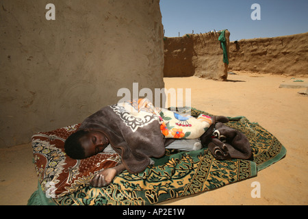 Famiglia di rifugiati provenienti dal Darfur che vivono in Bahai campo di rifugiati in Ciad dove trovare sicurezza dalla guerra in Sudan Foto Stock