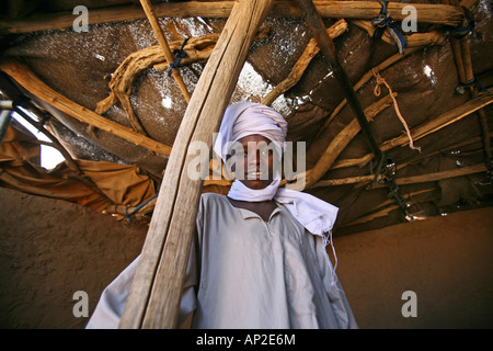 Famiglia di rifugiati provenienti dal Darfur che vivono in Bahai campo di rifugiati in Ciad dove trovare sicurezza dalla guerra in Sudan Foto Stock