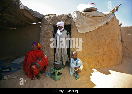 Famiglia di rifugiati provenienti dal Darfur che vivono in Bahai campo di rifugiati in Ciad dove trovare sicurezza dalla guerra in Sudan Foto Stock