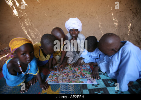 La scuola primaria organizzato dall'UNHCR a Bahai Refugee Camp rifugiato sudanese i bambini ricevono istruzione in queste scuole Foto Stock