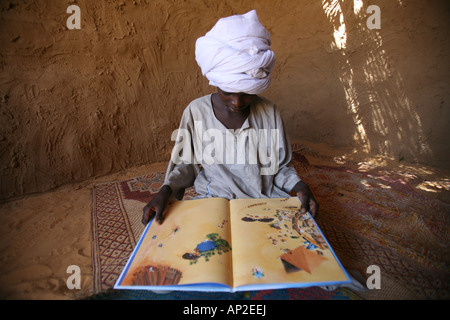 La scuola primaria organizzato dall'UNHCR a Bahai Refugee Camp rifugiato sudanese i bambini ricevono istruzione in queste scuole Foto Stock