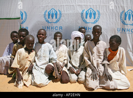 La scuola primaria organizzato dall'UNHCR a Bahai Refugee Camp rifugiato sudanese i bambini ricevono istruzione in queste scuole Foto Stock