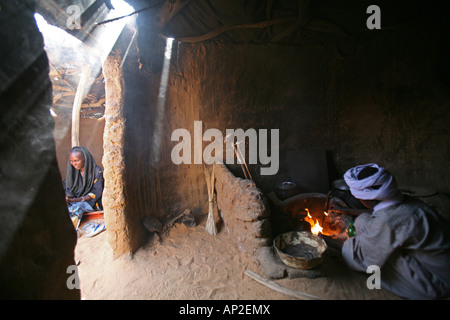 Famiglia di rifugiati provenienti dal Darfur che vivono in Bahai campo di rifugiati in Ciad dove trovare sicurezza dalla guerra in Sudan Foto Stock