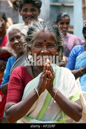 Dalit donna dal cast di gli intoccabili lavorando come scavanger. Madurai, India, Asia Foto Stock