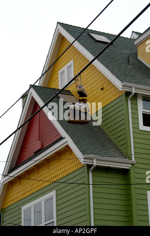 Scarpe appeso attraverso la linea di alimentazione nella parte anteriore della casa di San Diego in California Foto Stock