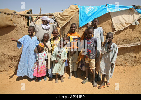 La scuola primaria organizzato dall'UNHCR a Bahai Refugee Camp rifugiato sudanese i bambini ricevono istruzione in queste scuole Foto Stock