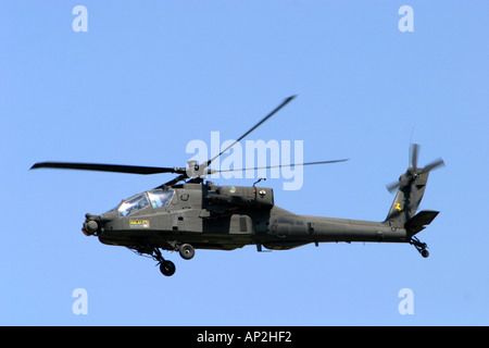 Apache AH64D elicottero eseguendo acrobazie in un display di aria Foto Stock