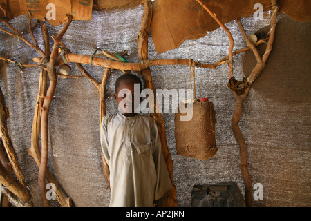 Famiglia di rifugiati provenienti dal Darfur che vivono in Bahai campo di rifugiati in Ciad dove trovare sicurezza dalla guerra in Sudan Foto Stock