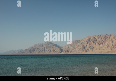 Vista panoramica sul mare di Nuweiba per le montagne del Sinai nel deserto d'Egitto Foto Stock