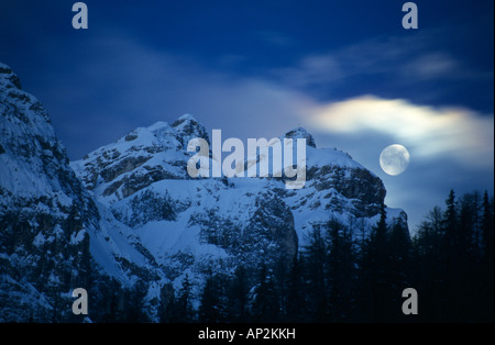 Luna sopra Sass de Putia, Dolomiti, Alto Adige, Alta Badia, Italia Foto Stock