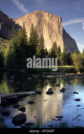 EL Capitan e riflessione nel fiume Merced, Yosemite Valley, il Parco Nazionale Yosemite in California, US Foto Stock