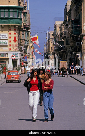 Le ragazze a piedi nella strada principale di La Valletta Malta Europa Foto Stock