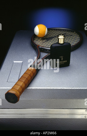 AAD72402 Life Style Tennis racket and ball with perfume bottle Foto Stock