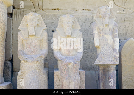 Tre enormi statue di pietra dei faraoni, Tempio di Karnak complessa, Luxor, Egitto, Medio Oriente. DSC 4417 Foto Stock