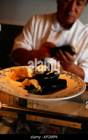 Lo chef prepara sushi Temaki, Ristorante Matsuhisa, Beverly Hills, Los Angeles, California, Stati Uniti d'America Foto Stock