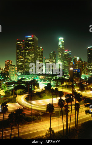 Downtown Los Angeles con autostrada 110 di notte, Los Angeles, California, Stati Uniti d'America Foto Stock