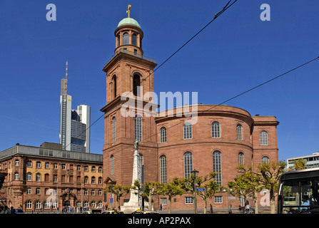 Vista di San Paolo Chiesa con Commerz bank in background, Francoforte Hesse, Germania Foto Stock